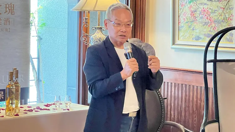 中山招待所負責人戴勝堂說，「南國玫瑰金門高粱酒」單是研發就歷時3年。鮮明攝
