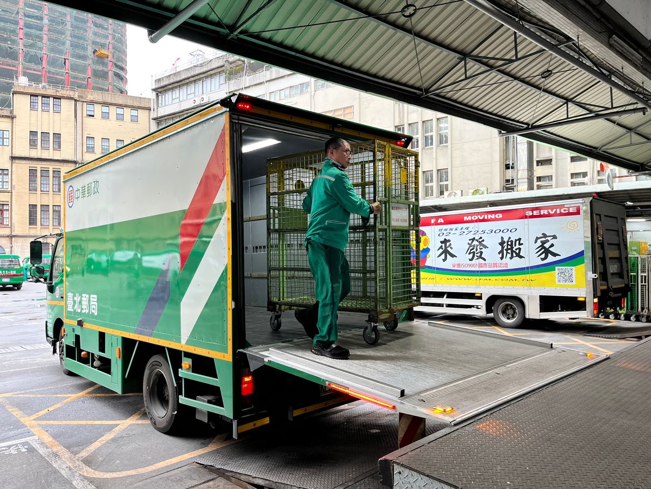 中華郵政招考983人來1.2萬人 900名碩博士搶鐵飯碗