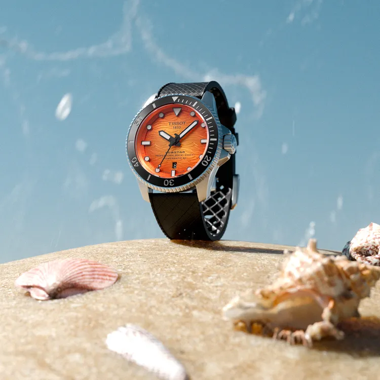 Seastar 2000防水600米專業版腕錶面盤呈現漸層波浪圖案。品牌提供