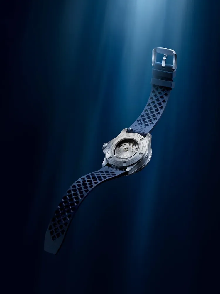 Seastar 2000防水600米專業版腕錶搭載透視後底蓋、快拆錶帶設計。品牌提供