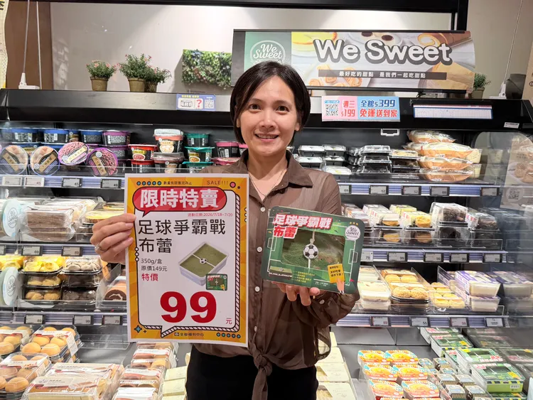 世足應援限定商品「足球爭霸戰布蕾」整盒特價99元。全聯提供