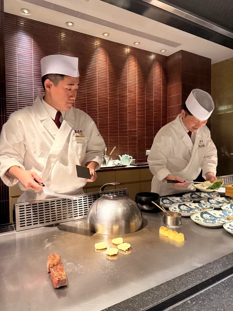 賓客可近距離欣賞鐵板料理過程，感受香氣層層堆疊滋滋作響，以及食材在高溫炙烤下綻放的極致美味。陳揚盛攝