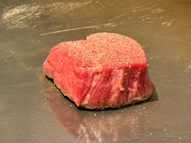 喜扇亭牛肉品鑑師從牧場開始挑選適合牛隻，選出上等黑毛和牛做為重要食材之一。陳揚盛攝
