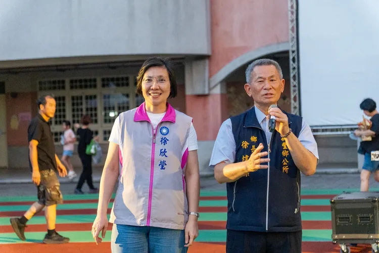 徐欣瑩受邀回母校山崎國小，她提出教育政策，包括增加 2 歲專班、公托與非營利幼兒園的名額，並推動中小學生「人人有平板」。徐欣瑩辦公室提供