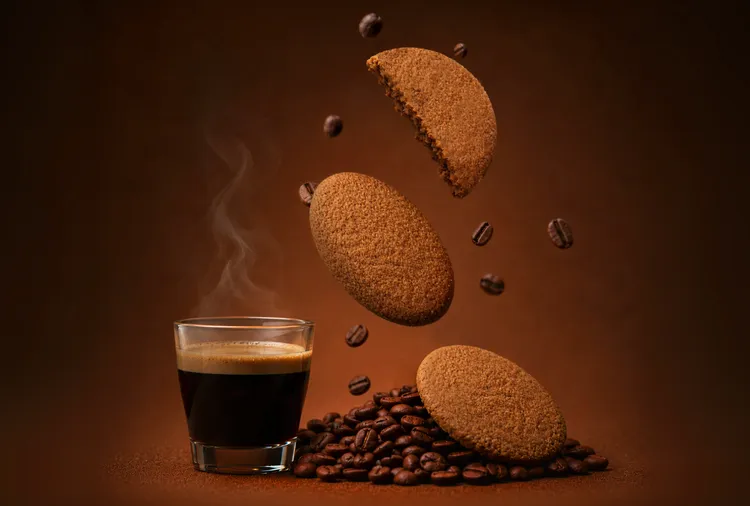 「雙韻濃萃咖啡餅」「Nespresso雙份濃縮咖啡-蘇克洛」為靈感，透過低溫烘焙保留咖啡香氣，入口醇厚濃郁，伴隨清新果酸與細緻尾韻，展現精品咖啡的多層次風味。業者提供