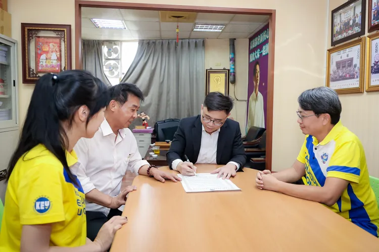 賴瑞隆簽署教產工會承諾書，力挺教育六大訴求。翻攝畫面
