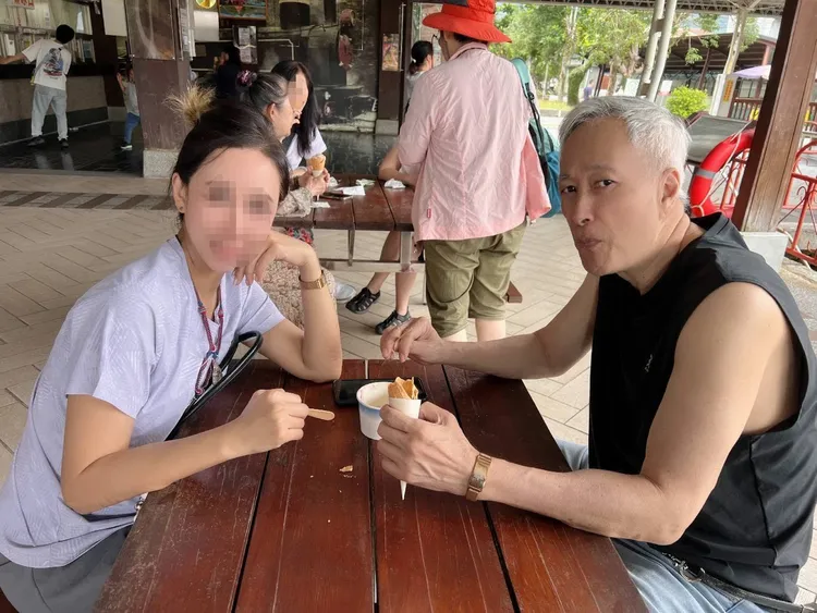 姜厚任(右）與當年寫信給他的粉絲合影。翻攝自姜厚任臉書