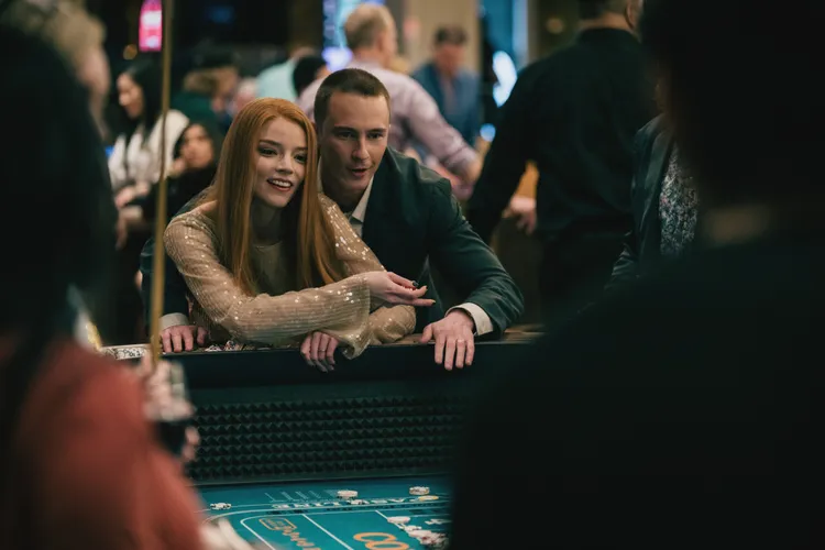 德魯史塔基與安雅泰勒喬伊合作。Apple TV提供