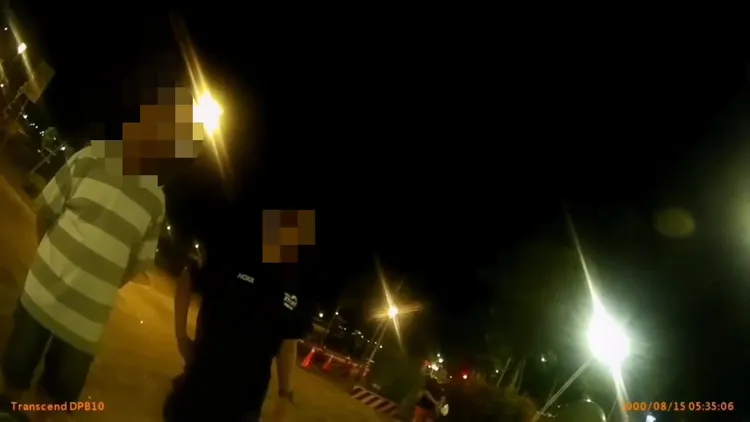 吳男（左1）控盧男未依規定替犬隻繫妥牽繩，導致自己受傷。翻攝畫面