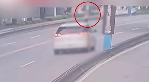 奪命車禍畫面曝光！清潔婦趕上班跨越分隔島遭撞飛　駕駛駕照早遭註銷