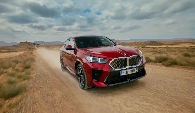 全新年式BMW iX2 xDrive30 M Sport可瞬間爆發出高達313匹的馬力與494牛頓米的扭力，最高續航里程提升至472公里。業者提供