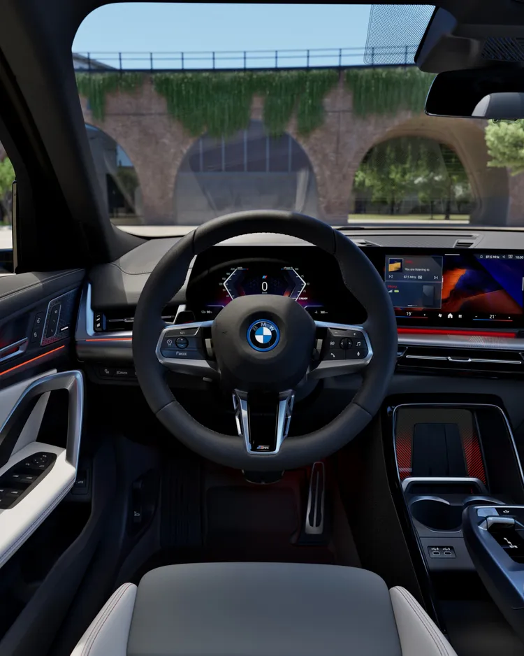 BMW iX2 xDrive30 M Sport座艙在握感優異的M多功能真皮方向盤、黑色車內頂篷與M淺色鋁質菱格紋飾板的環繞下，展現出強烈且純粹的熱血氛圍。業者提供