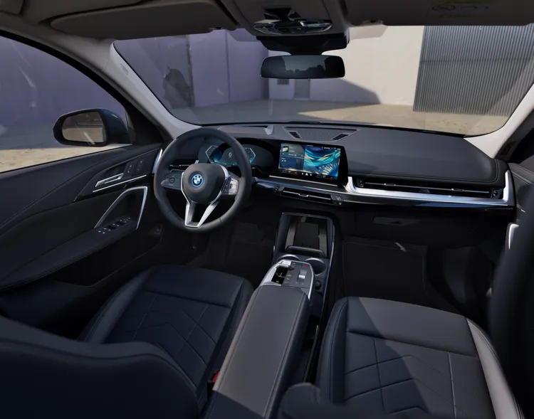 全新年式BMW iX1旗艦性能車型iX1 xDrive30 xLine配備Veganza雙前座跑車座椅、全景式電動玻璃天窗與高達12支揚聲器的harmankardon高傳真音響。業者提供