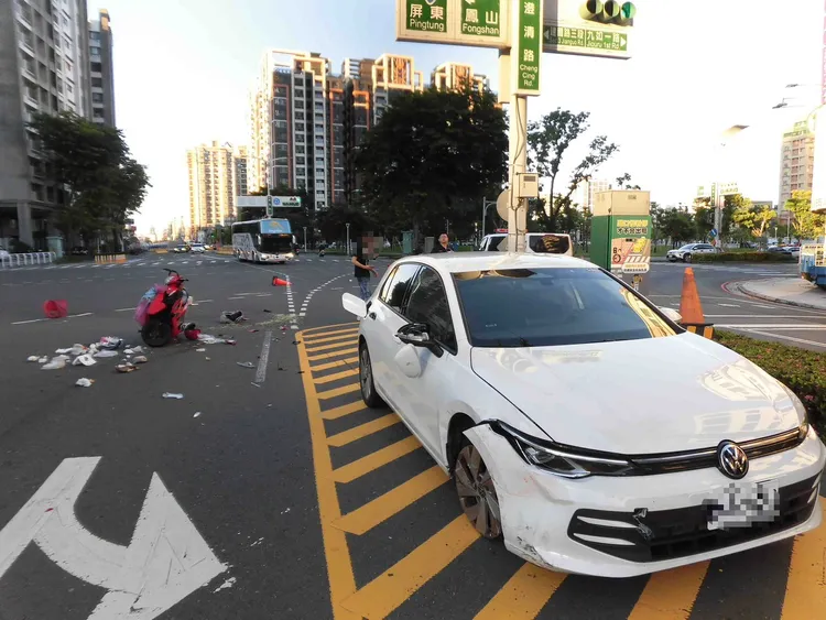 自小客撞機車，造成女騎士斷手斷腳。翻攝畫面