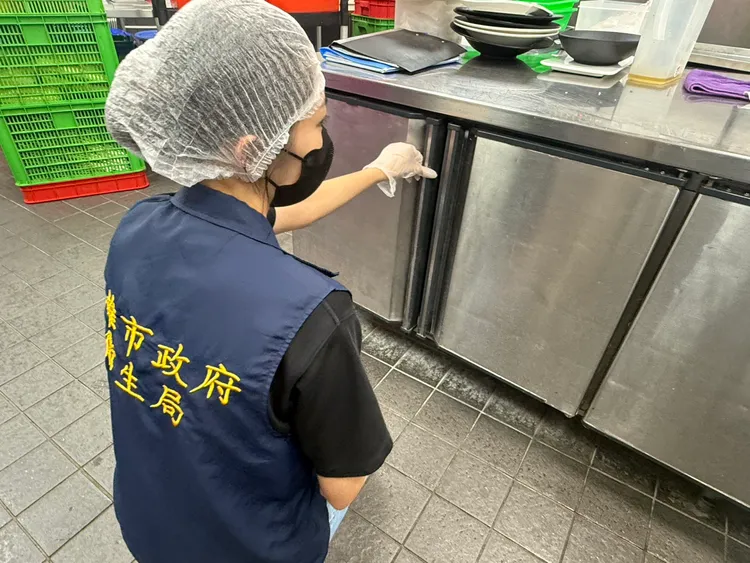 高雄市衛生局前往餐廳稽查。翻攝畫面