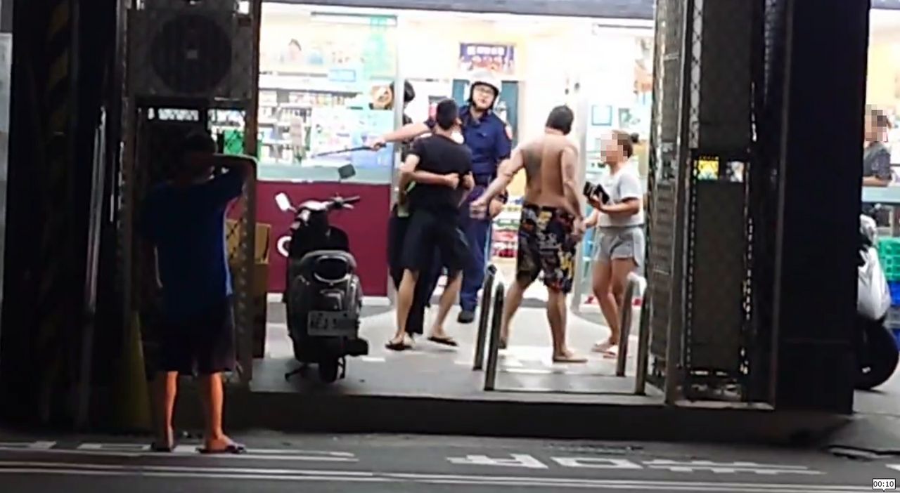 酒醉男闖超商鬧事!女店員急Call家人助陣 火爆互罵驚動警方