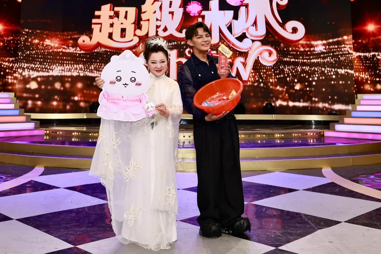 節目收視創新高，白冰冰（左）收吉伊卡哇，曾瑋中收原民三套組高級沙拉脫、高級臉盆、高級洗衣精。民視提供