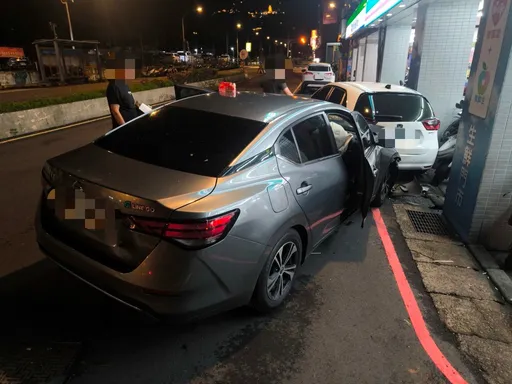 熟女開租賃車闖路口猛撞路邊轎車　「推行10多公尺」驗出3毒陽性