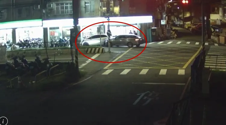 卓女駕車高速衝過路口，直接撞上停在超商前面的白色小客車，並推行了十多公尺。翻攝畫面