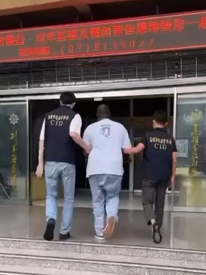 法籍男子企圖「人體運毒」闖關，已羈押禁見。翻攝畫面