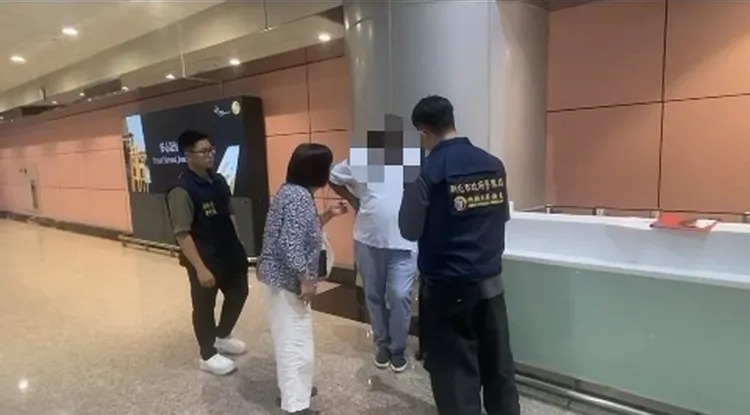 法籍男子企圖「人體運毒」闖關，在桃機被攔截。翻攝畫面