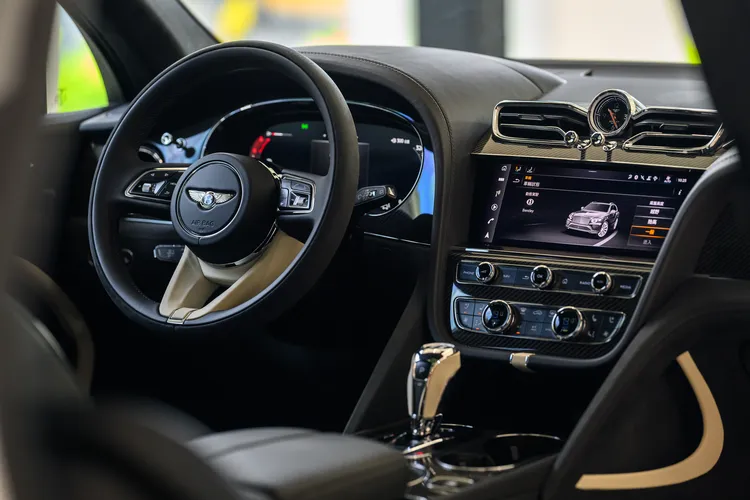 車室延續Bentley一貫豪華工藝，搭配專屬Speed內裝配置，兼具舒適性與性能氛圍。業者提供