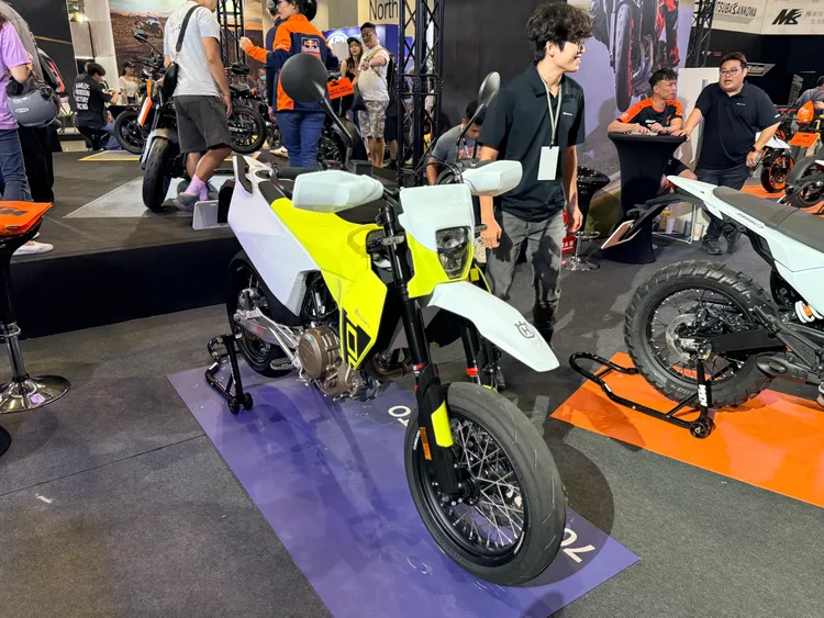 身為Husqvarna大型單缸代表車款，701 Supermoto此次新增多項電子配備，兼顧操控樂趣與騎乘安全。林浩昇攝