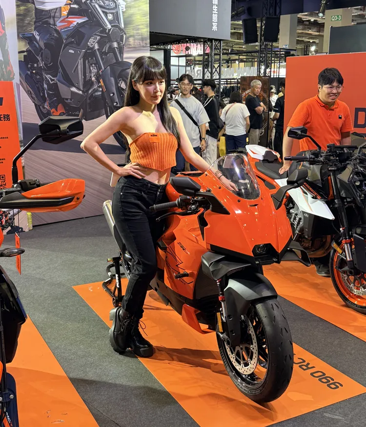 990 RC R集結KTM在MotoGP、Moto2和Moto3中累積的成功技術，全車於奧地利誕生、研發與製造，採用頂級組件打造，象徵著對創新與征服柏油路面的最高承諾。林浩昇攝