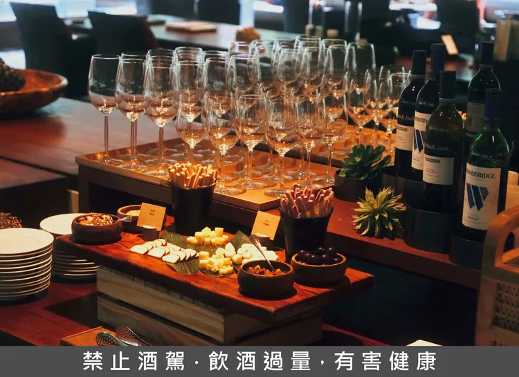 太魯閣晶英酒店特別為夏季行館旅客，霓淨思玻尿酸保濕水平衡賦能面膜與玻尿酸溫和保濕卸妝凝露，打造完美的保養時光。太魯閣晶英酒店提供