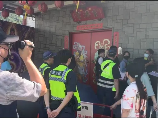 尬電!又出事了　縣府衛生局前往稽查玄濟宮信徒用傘阻擋