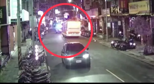 惡男沒刷卡還暴打司機　車停路中央！熱心網咖老闆衝上車制伏