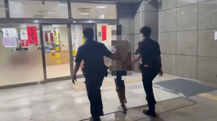 公車司機遭壓制猛打，惡乘客被逮竟賣弄法律喊「聲請提審」。翻攝畫面