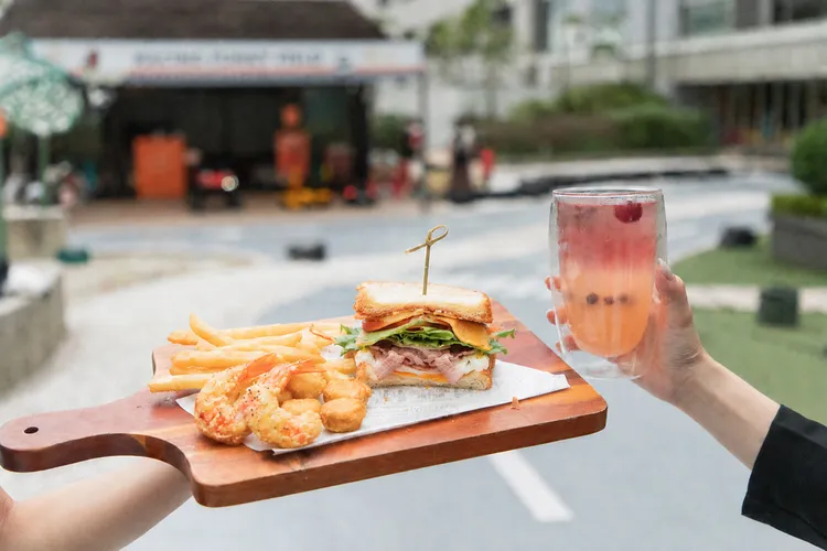 Cozzi KITCHÉN推出外帶限定「GOAL！進球放電餐」，優惠價499元，適合看球、野餐與玩樂後補充能量的外帶組合，再加碼贈送399元奇趣操場暢玩票券。和逸飯店·台南西門館提供