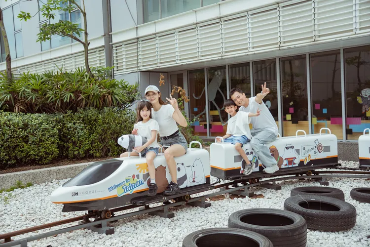 「FUN 暑假 1+1 放電趣」票券專案588 元，包含500坪奇趣操場與卡通頻道室內遊憩區暢玩，非住客家庭不用入住，也能輕鬆規劃半日親子放電行程。和逸飯店·台南西門館提供