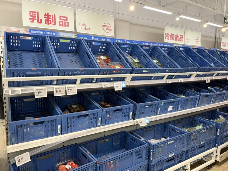 颱風巴威預計12日凌晨在浙江至福建沿海登陸，江浙一帶居民紛紛到超市搶購物資。10日傍晚，上海超市的蔬菜貨架已見底。 中央社