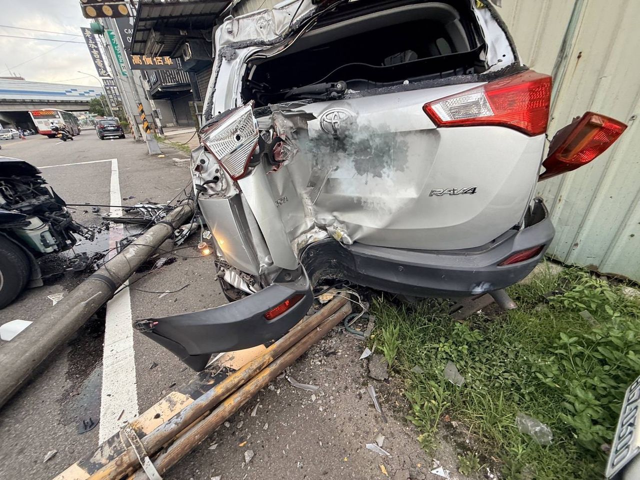 疑疲勞駕駛惹禍! 小客車偏離車道撞倒對向電桿