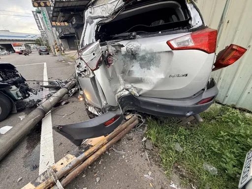 疑疲勞駕駛惹禍！　小客車偏離車道撞倒對向電桿