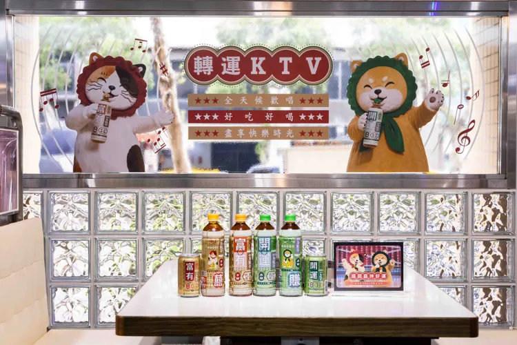 座位區處處可見「喝開喜 神好運」主題設計，營造開運氛圍。業者提供