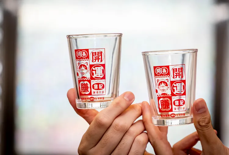 參加開運歌歌詞填空遊戲，有機會獲得限量300組「開喜×詹記 聯名啤酒杯」。業者提供