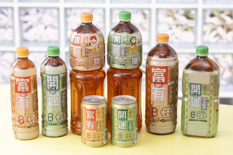 開喜烏龍茶以招財貓、狗來富雙吉祥物打造全新瓶身設計。業者提供