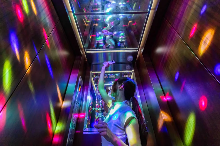電梯入口以七彩霓虹燈與開喜開運歌，迎接消費者入店。業者提供