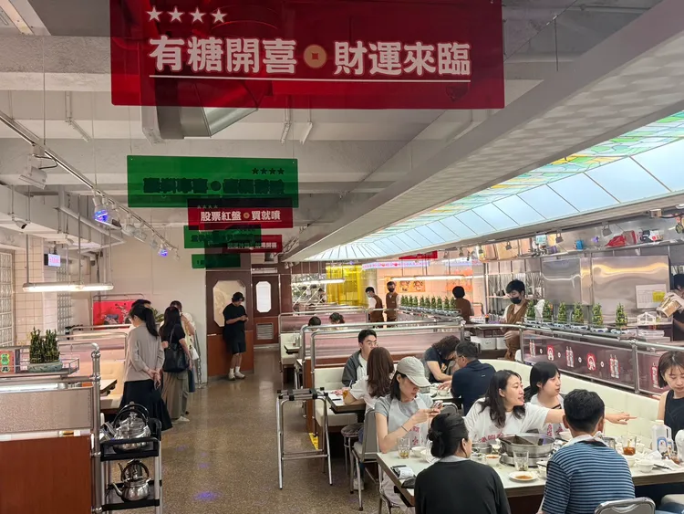 店內融入金曲排行榜、伴唱字幕等台式KTV元素，打造復古用餐氛圍。陳揚盛攝