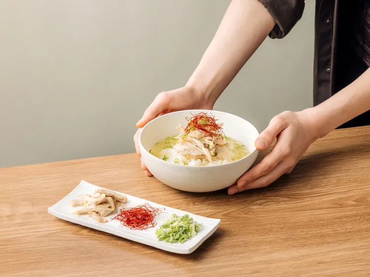 首爾米其林必比登推介名店「계월 KYEWOL」招牌料理「韓式清湯雞飯」，即日起至10/31於全台煙波早堂早午餐時段無限品嚐。煙波國際觀光集團提供 