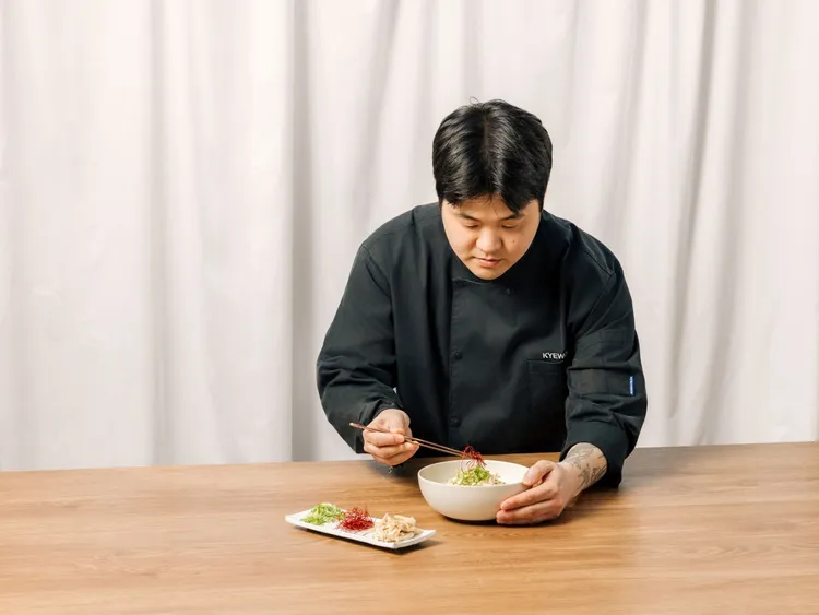「계월 KYEWOL」主廚鄭鍾京以溫控工法與慢火燉煨，演繹韓式清湯雞飯的純粹風味。煙波國際觀光集團提供