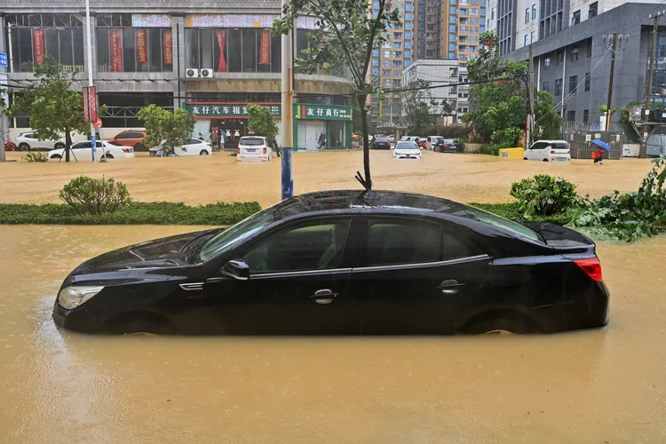 車輛泡在水裡。美聯社