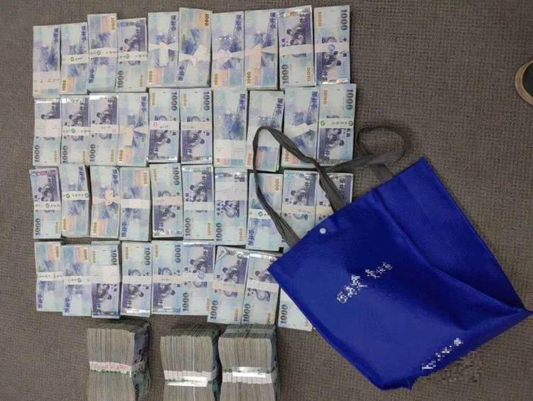 徐漢辦公室搜出的現金。翻攝畫面 資照