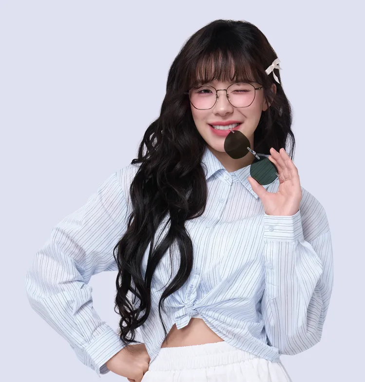 李多慧再度變身眼鏡美女。品牌提供