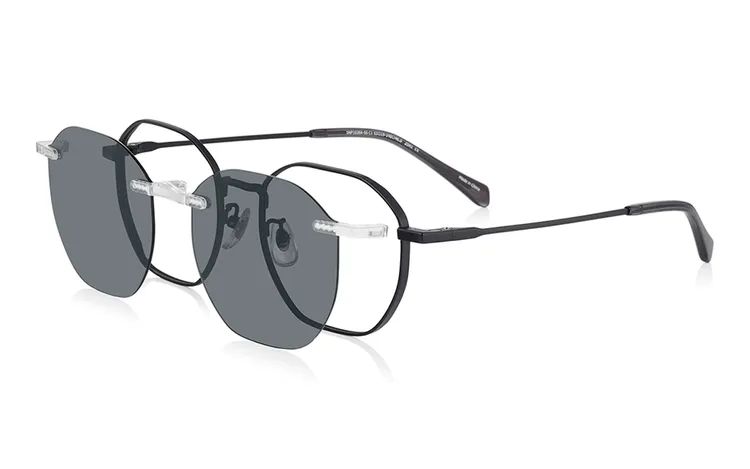 OWNDAYS SNP1026X-5S C1俐落時尚多邊形眼鏡，3290元。品牌提供