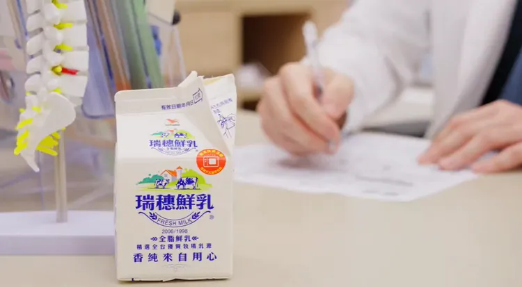 喝鮮乳就是劉醫師平常維持好體力不可缺少的重要環節，早餐、下午茶或下班後，一杯鮮乳都是方便融入生活的日常補給。