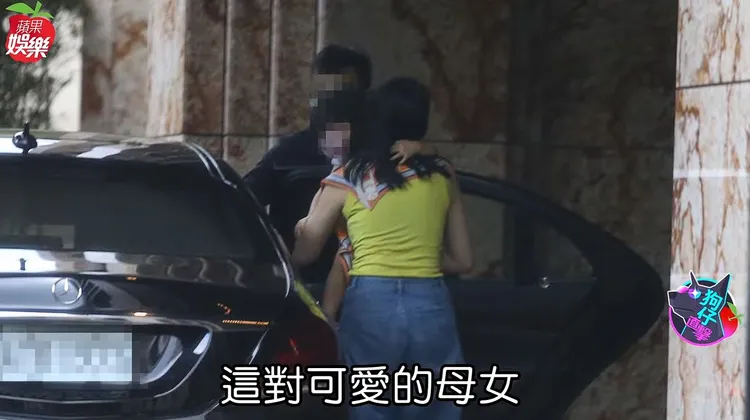 2022年4月《蘋果新聞網》拍到一名女子抱著不到2歲的女童，搭乘陳泰銘使用過的賓士車，進入他持有的文華苑。翻攝蘋果動新聞